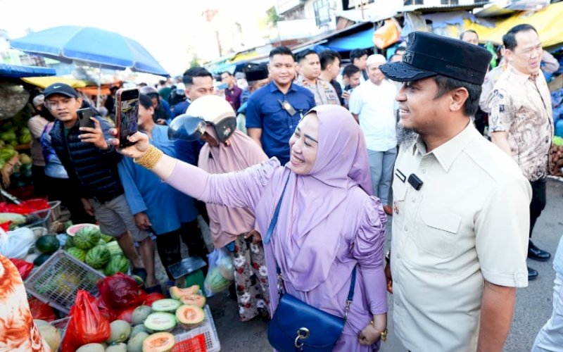 SWAFOTO. Warga swafoto bersama Gubernur Sulsel, Andi Sudirman Sulaiman, saat bersama jajaran Forkopimda Sulsel, Bulog, BPS, KPPU serta Wali Kota Makassar melakukan Inspeksi Mendadak (Sidak) harga kebutuhan pangan di Pasar Terong, Kota Makassar, Jumat (20/2/2026). foto: istimewa