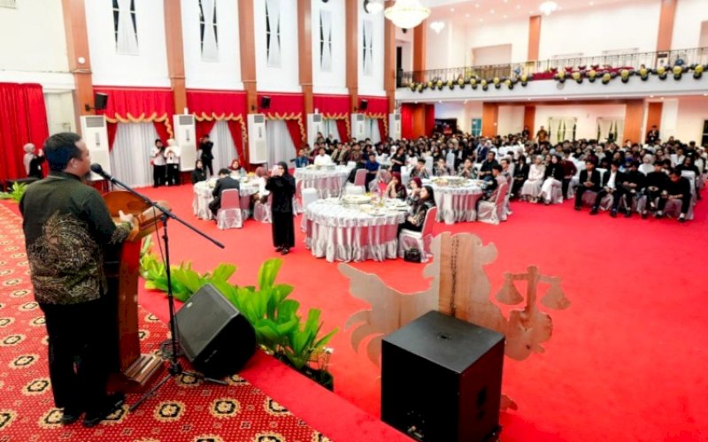SAMBUTAN. Gubernur Sulsel, Andi Sudirman Sulaiman, menerima ratusan mahasiswa hukum dari berbagai perguruan tinggi se-Indonesia yang mengikuti Asian Law Students&rsquo; Association (ALSA) National Moot Court Competition Piala Mahkamah Agung (NMCC MA) XXVI di Aula Asta Cita Rujab Gubernur Sulsel, Makassar, Minggu (8/2/2026). foto: istimewa