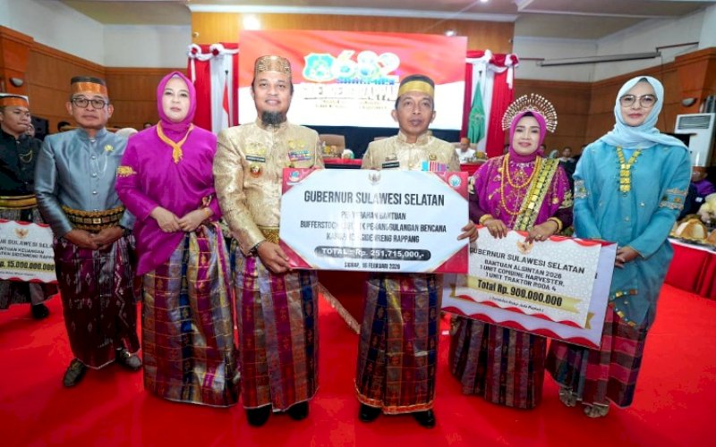 PENYERAHAN BANTUAN. Gubernur Sulsel Andi Sudirman Sulaiman menyerahkan bantuan keuangan sebesar Rp15 miliar untuk Pemkab Sidrap pada tahun anggaran 2026 diterima langsung Bupati Sidrap Syaharuddin Alrif, dalam momentum Rapat Paripurna Peringatan Hari Jadi ke-682 Sidrap di Kantor DPRD Kabupaten Sidrap, Senin (16/2/2026). foto: istimewa