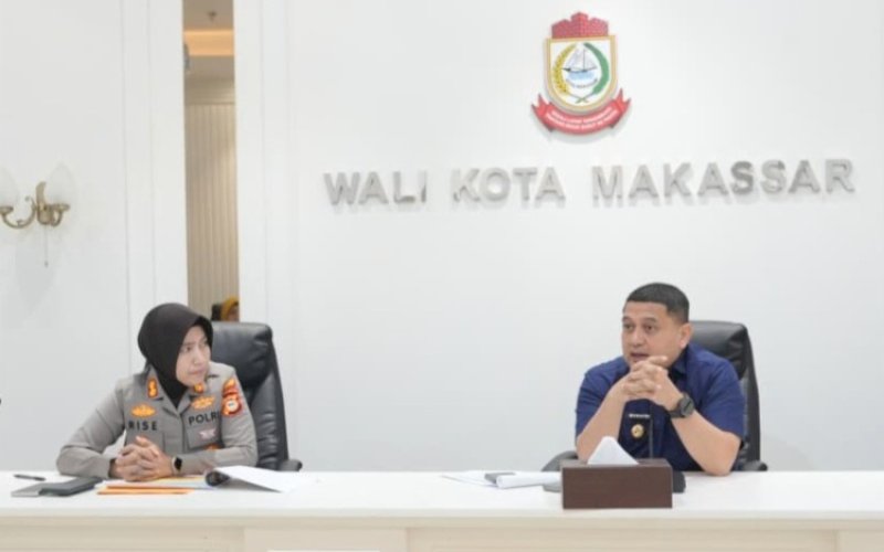 PIMPIN RAPAT. Wali Kota Makassar Munafri Arifuddin didampingi Kapolres Pelabuhan Makassar AKBP Rise Sandiyantanti memimpin rapat koordinasi bersama jajaran Kepolisian untuk membahas langkah strategis pengelolaan Pasar Butung di Balai Kota Makassar, Jumat (27/2/2026). foto: istimewa