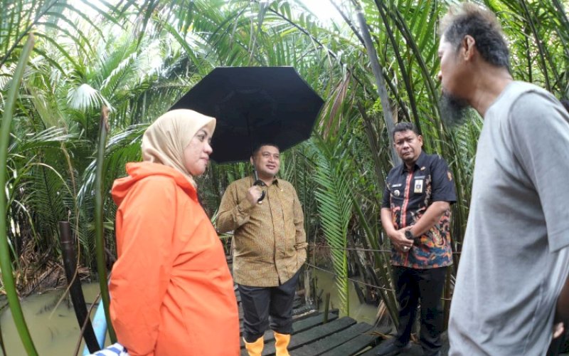 PENINJAUAN. Wali Kota Makassar, Munafri Arifuddin, turun langsung meninjau Jembatan Kaccia di Kelurahan Barombong, Kecamatan Tamalate, Kamis (5/2/2026). foto: istimewa
