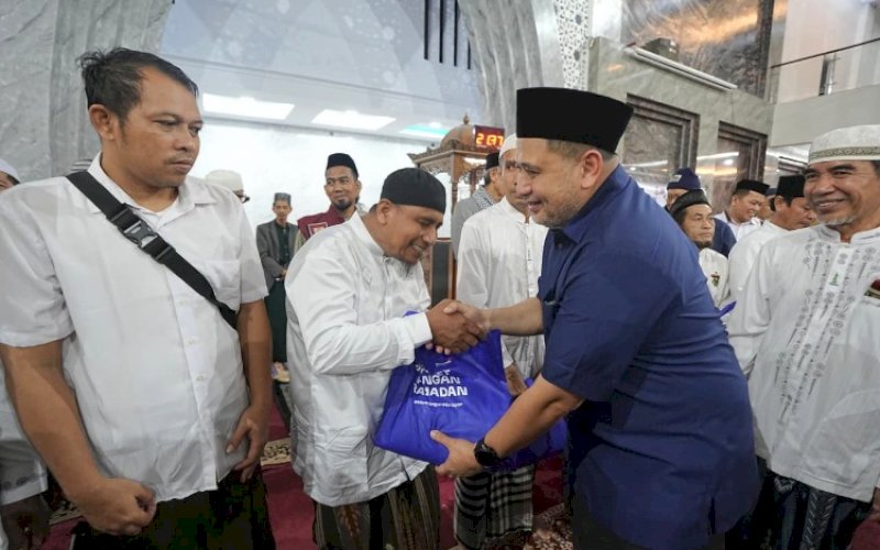 BANTUAN. Wali Kota Makassar, Munafri Arifuddin, menyalurkan bantuan kepada masyarakat yang membutuhkan di Bulan Suci Ramadan saat mengikuti Safari Ramadan di Masjid Ikhtiar Perumahan Dosen (Perdos) Unhas, Kelurahan Tamalanrea Jaya, Kecamatan Tamalanrea, Kota Makassar, Jumat (27/2/2026) malam. foto: istimewa