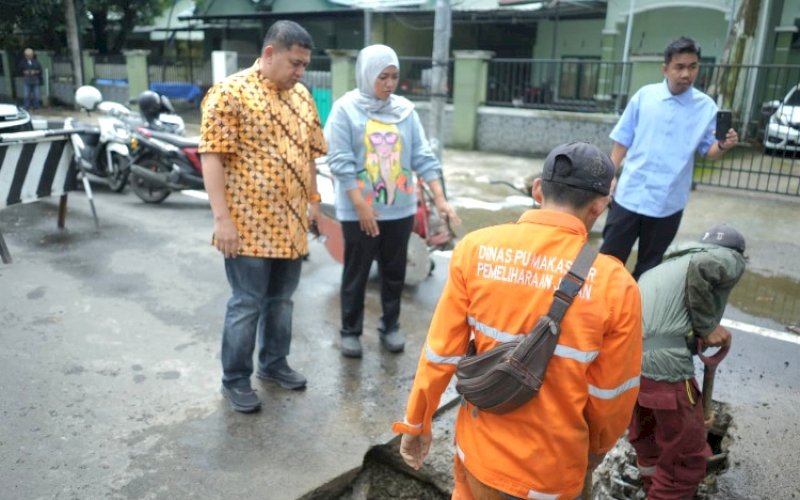 PENINJAUAN. Wali Kota Makassar, Munafri Arifuddin, turun langsung meninjau perbaikan kondisi jalan di Jl Garuda tembus Pasar Lelong Rajawali, Sabtu (7/2/2026). foto: istimewa