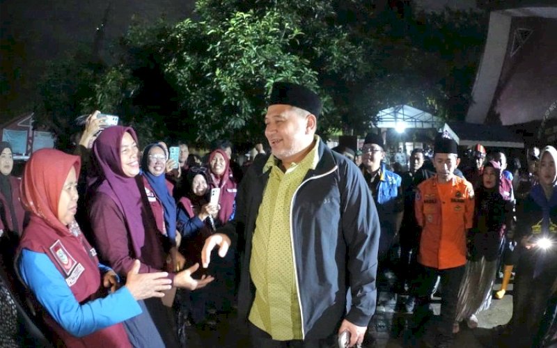 MENYAPA. Wali Kota Makassar, Munafri Arifuddin, menyapa warga saat meninjau langsung posko pengungsian warga terdampak banjir di SDN Paccerakkang, Kelurahan Katimbang, Kecamatan Biringkanaya, Kamis (26/2/2026) malam. foto: istimewa