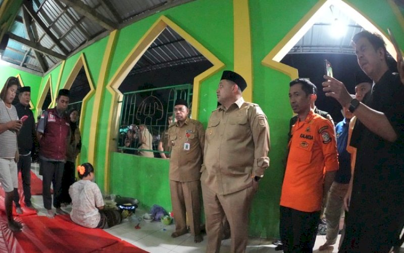MENYAPA. Wali Kota Makassar, Munafri Arifuddin, menyapa langsung warganya yang terdampak banjir di lokasi pengungsian Perumnas Antang Blok 10, Kecamatan Manggala, Nakassar, Selasa (24/2/2026) pukul 22.30 WITA. foto: istimewa