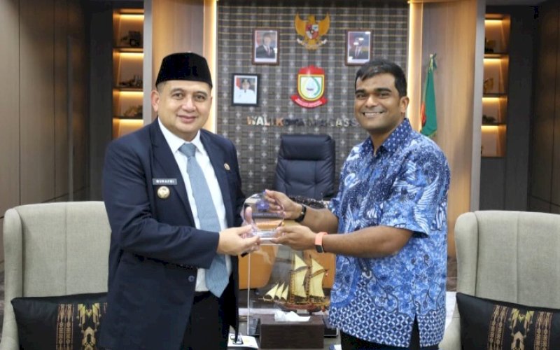 PERTEMUAN. Perwakilan Kedutaan Besar Republik Singapura untuk Indonesia Malik Vickland, saat melakukan kunjungan resmi ke Makassar dan bertemu langsung dengan Wali Kota Munafri Arifuddin di Kantor Balai Kota Makassar, Jumat (6/2/2026). foto: istimewa