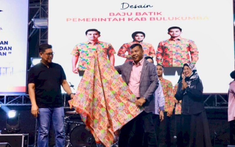 PELUNCURAN. Bupati Bulukumba, Andi Muchtar Ali Yusuf, resmi meluncurkan pakaian batik Aparatur Sipil Negara (ASN) lingkup Pemkab Bulukumba 2026 dalam malam perayaan Hari Jadi Bulukumba ke-66 di Panggung Utama Pantai Merpati Bulukumba, Rabu (4/2/2026) malam. foto: istimewa
