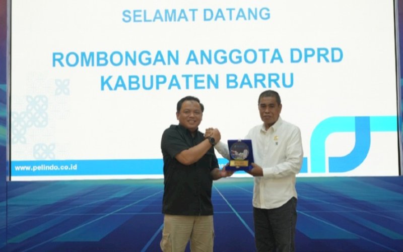 PERTEMUAN. Pimpinan dan Anggota DPRD Kabupaten Barru melakukan kunjungan kerja ke PT Pelabuhan Indonesia (Persero) Regional 4 di Ruang Rapat Lantai 7 Kantor Pelindo Regional 4, Makassar, Rabu (25/2/2026). foto: istimewa