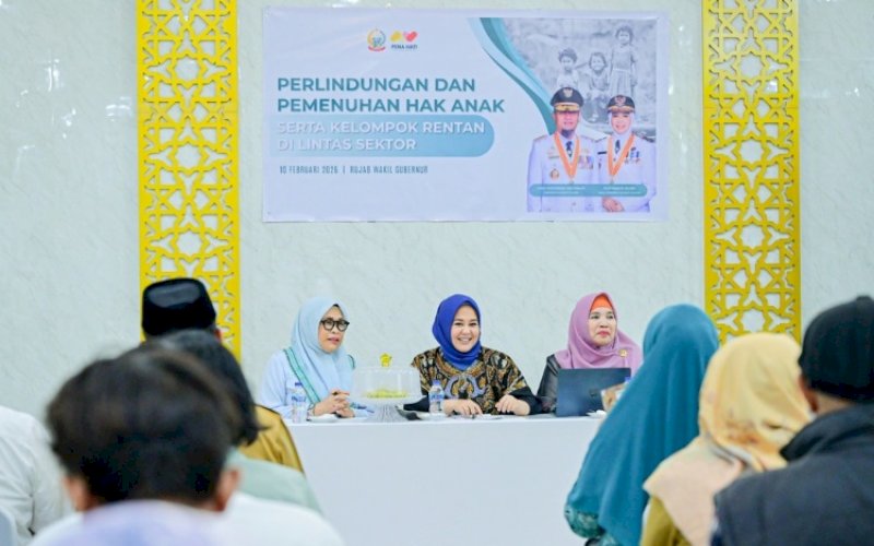 Fatmawati Rusdi (tengah). foto: istimewa