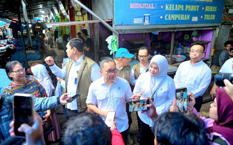 PENINJAUAN. Wakil Gubernur Sulsel Fatmawati Rusdi mendampingi Menteri Koordinator Bidang Pangan Zulkifli Hasan meninjau harga dan ketersediaan kebutuhan pokok di Pasar Tradisional Pa&rsquo;baeng-baeng, Kota Makassar, Jumat (6/2/2026). foto: istimewa