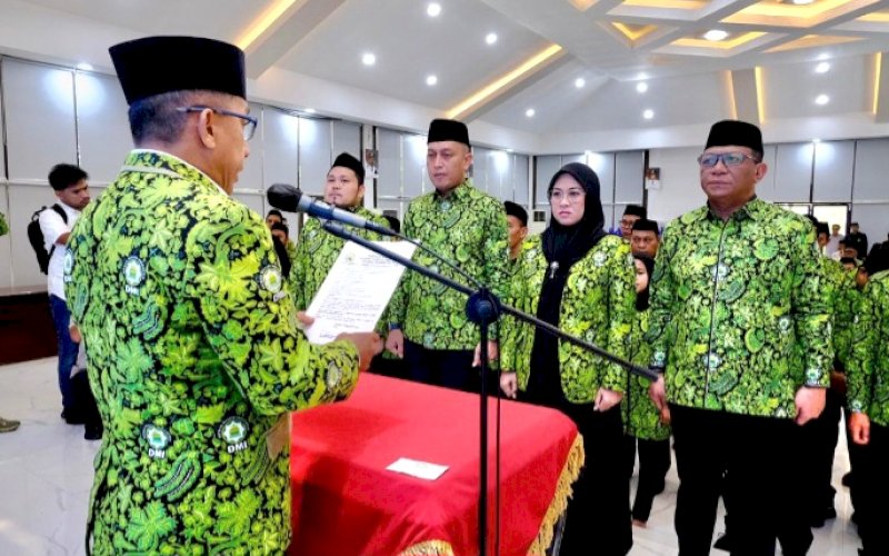 PELANTIKAN. Ketua DMI Provinsi Sulsel Mayjen TNI (Purn) Andi Muhammad Bau Sawa Mappanyukki melantik Bupati Gowa Sitti Husniah Talenrang sebagai Ketua DMI Kabupaten Gowa Masa Khidmat 2026-2031 di Baruga Tinggimae Rujab Bupati Gowa, Senin (16/2/2026). foto: istimewa
