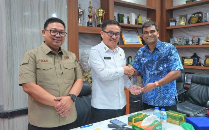 PERTEMUAN. Sekda Provinsi Sulsel Jufri Rahman menerima kunjungan Embassy of the Republic of Singapore&ndash;Jakarta yang diwakili First Secretary (Political) Malik Vickland di Ruang Kerja Sekda Provinsi Sulsel, Selasa (3/1/2026). foto: istimewa