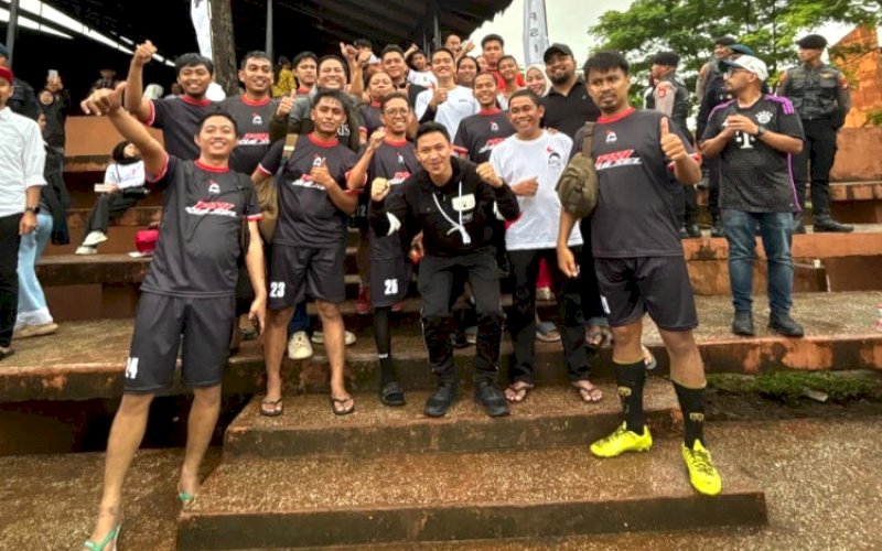 MAIN BOLA. Ketua Umum DPP PSI, Kaesang Pangarep, bersama tim jurnalis Makassar usai bermain sepak bola di Lapangan Sepak Bola Syech Yusuf Gowa, Minggu (1/2/2026) sore. foto: istimewa