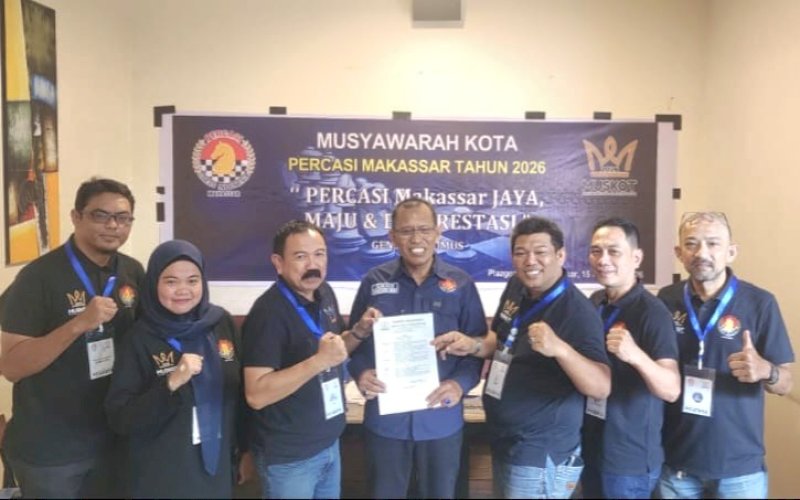 KETUA TERPILIH. Advokat senior Makassar, Mochtar Djuma (ketiga kiri), terpilih secara aklamasi sebagai Ketua Umum Percasi Kota Makassar masa bakti 2026-2030 dalam Muskot yang berlangsung di Plazgozz Cafe Makassar, Minggu (15/2/2026). foto: istimewa
