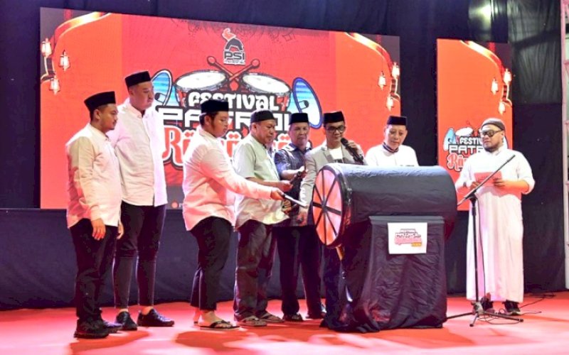 PEMBUKAAN. Ketua DPW PSI Sulsel, Muammar Ferirae Gandi Rusdi, membuka Festival Patrol Ramadan 2026 yang digelar DPW PSI Provinsi Sulsel di Rumah Aspirasi RMS Community Pinrang di Jl Serigala, Kabupaten Pinrang, Rabu (25/2/2026) malam. foto: istimewa