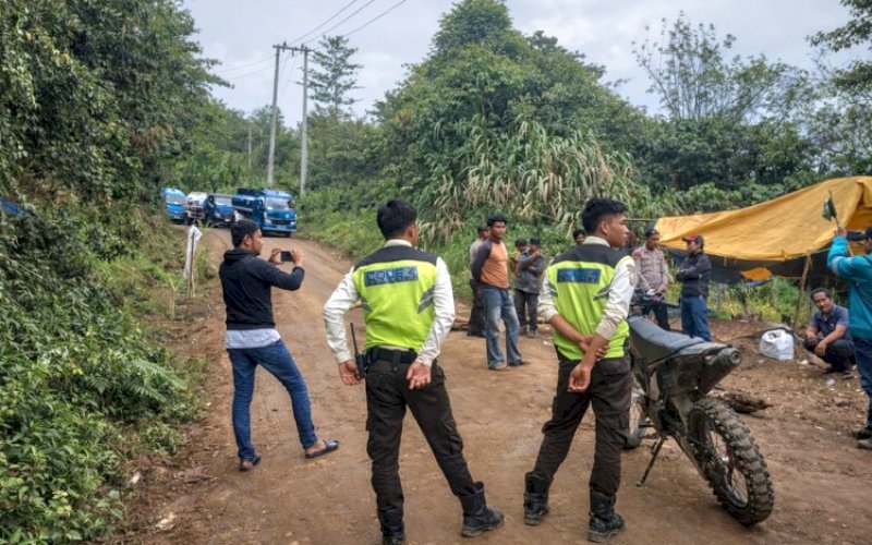 PEMALANGAN JALAN. Aksi pemalangan jalan menuju area operasional PT Masmindo Dwi Area (MDA) di Desa Rante Balla, Kecamatan Latimojong, Kabupaten Luwu, yang dilakukan segelintir warga, Selasa (24/2/2026). foto: istimewa