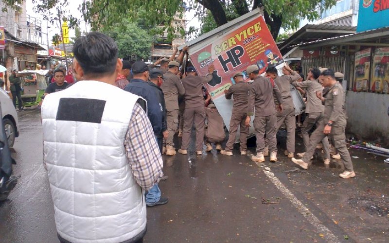 PENERTIBAN. Penertiban Pedagang Kaki Lima (PKL) yang menempati Fasilitas Umum (Fasum) dan Fasilitas Sosial (Fasos) di wilayah Kecamatan Mariso berlangsung tertib dan kondusif, Minggu (15/2/2026). foto: istimewa