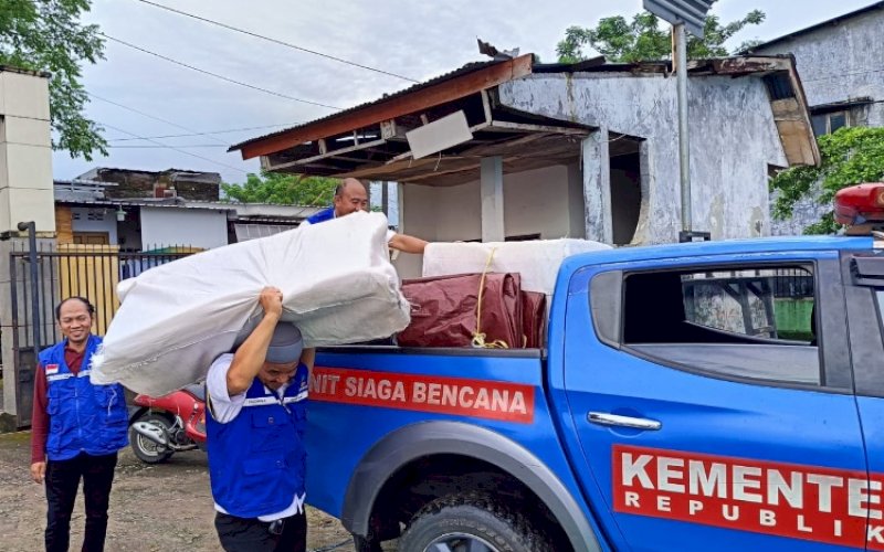BANTUAN. Bantuan Pemprov Sulsel untuk warga terdampak banjir di sejumlah wilayah di Kota Makassar. foto: istimewa