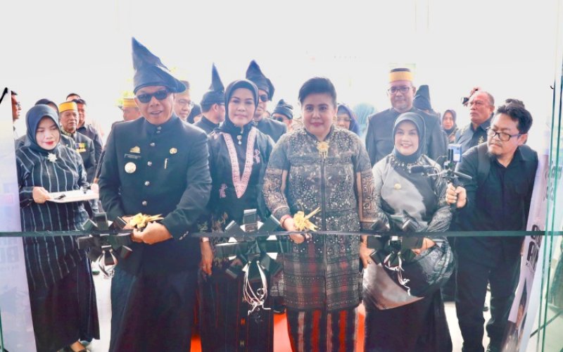 PERESMIAN. Bupati Bulukumba, Andi Muchtar Ali Yusuf, menandatangani prasasti peresmian Gedung Ammatoa, Gedung Laboratorium Kesehatan Masyarakat, dan Gedung Pusat Jantung Terpadu RSUD H Andi Sulthan Daeng Radja Bulukumba di sela-sela rapat paripurna DPRD Kabupaten Bulukumba dengan agenda peringatan Hari Jadi Kabupaten Bulukumba ke-66 di Ruang Paripurna DPRD Kabupaten Bulukumba, Kamis (4/2/2026). foto: istimewa