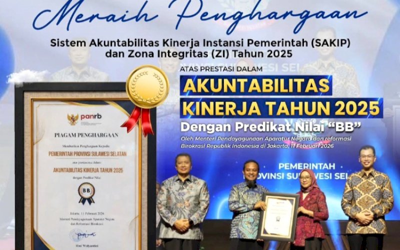 PENGHARGAAN. Menteri PANRB Rini Widyantini menyerahkan penghargaan kepada Gubernur Sulsel Andi Sudirman Sulaiman dalam ajang SAKIP dan Zona Integritas (ZI) Awards 2025 yang digelar Kementerian PANRB di Jakarta, Rabu (11/2/2026). foto: istimewa