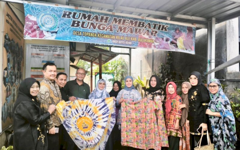 KUNJUNGAN. Kepala Perwakilan Bank Indonesia Provinsi Sulsel Rizki Ernadi Wimanda didampingi Ketua Dekranasda Kabupaten Bulukumba Andi Herfida Muchtar meninjau langsung proses membatik di Rumah Membatik Bunga Mawar, Desa Topanda, Kecamatan Rilau Ale, Bulukumba, Rabu (4/2/2026). foto: istimewa