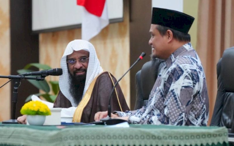 Syekh Ahmed bin Essa Al-Hazmi (kiri). foto: istimewa