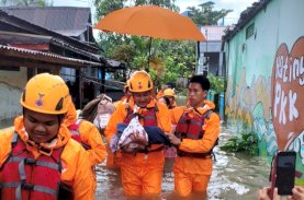 Makassar Siaga Banjir, TRC Evakuasi Warga dan Satgas PU Bersihkan Drainase