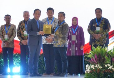 Parepare Raih Sertifikat Menuju Kota Bersih 2025, Terima Piagam dan Tiga Motor Sampah