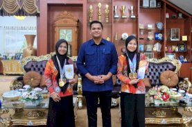 Uji Nurdin Beri Penghargaan Siswi SMAN 1 Bantaeng yang Harumkan Nama Indonesia