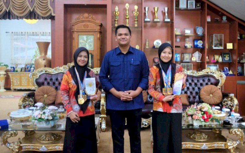 APRESIASI. Bupati Bantaeng, M Fathul Fauzy Nurdin, menjamu dua siswi SMAN 1 Bantaeng yang berhasil mengharumkan nama Indonesia, di Rumah Jabatan Bupati Bantaeng, Rabu (18/2/2026). foto: istimewa