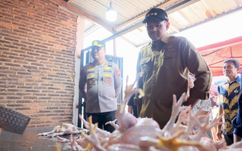 PENGECEKAN. Bupati Bantaeng, M Fathul Fauzy Nurdin, bersama Forum Koordinasi Pimpinan Daerah (Forkopimda) melakukan pengecekan harga sembako jelang Bulan Suci Ramadan, Senin (16/2/2026). foto: istimewa