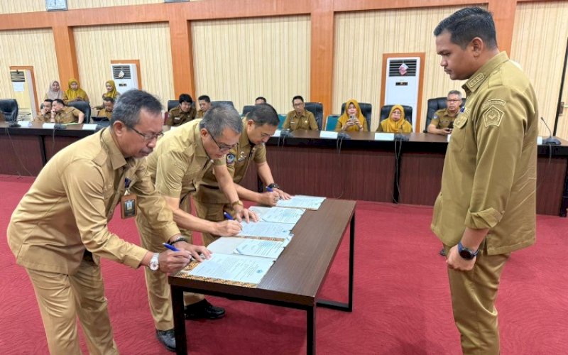 PAKTA INTEGRITAS. Bupati Bantaeng, M Fathul Fauzy Nurdin, menghadiri Penandatanganan Perjanjian Kinerja dan Pakta Integritas kepala Perangkat Daerah Lingkup Pemerintah Kabupaten Bantaeng di Ruang Pola Kantor Bupati Bantaeng, Senin (23/2/2026). foto: istimewa