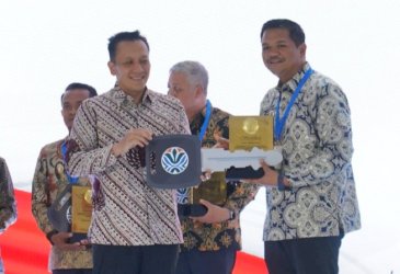 Uji Nurdin Terima Sertifikat Adipura Pengelolaan Sampah