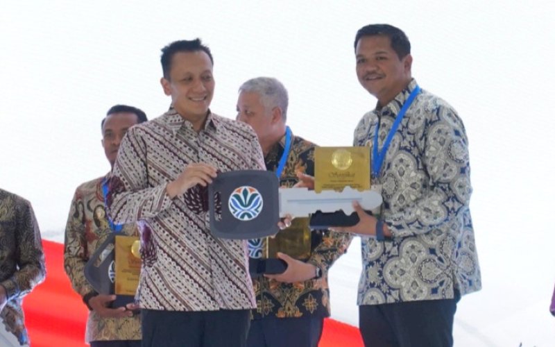 PENGHARGAAN. Bupati Bantaeng M Fathul Fauzy Nurdin menerima penghargaan nasional bidang pengelolaan sampah dari Kementerian Lingkungan Hidup berupa Sertifikat Adipura yang diserahkan Menteri Lingkungan Hidup Hanif Faisol Nurofiq di Balai Kartini, Jakarta, Rabu (25/2/2026). foto: istimewa