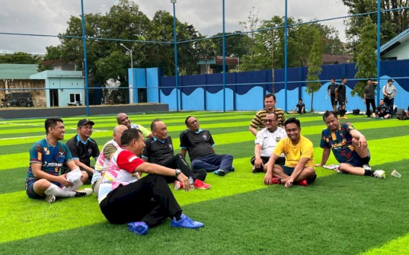 LAGA PERSAHABATAN. Kepala BKN RI sekaligus Ketua Umum Korpri, Zudan Arif Fakrulloh, turut bermain pada pertandingan sepak bola persahabatan antara Tim Pemprov Sulsel berhadapan dengan Tim BKn yang berkolaborasi dengan Korpri di Lapangan Mini Soccer PDAM, Jl Dr Sam Ratulangi, Kota Makassar, Sabtu (14/2/2026). foto: istimewa