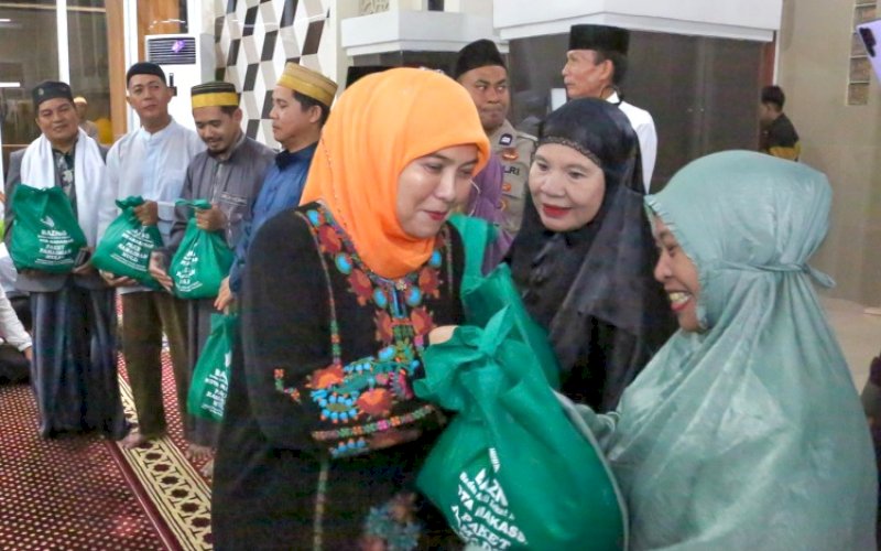 BERBAGI. Wakil Wali Kota Makassar, Aliyah Mustika Ilham, menyerahkan paket Ramadan Mulia saat melaksanakan rangkaian Safari Ramadan Pemkot Makassar dengan mengunjungi dua masjid di wilayah Kecamatan Biringkanaya dan Kecamatan Tamalanrea, Senin (16/3/2026). foto: istimewa