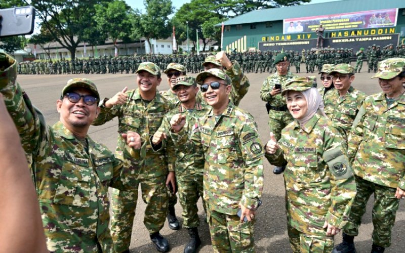 PELATIHAN. Wakil Wali Kota Makassar, Aliyah Mustika Ilham, menghadiri Upacara Pembukaan Latihan Dasar Militer Komponen Cadangan ASN dan Kepala Desa di Provinsi Sulsel, yang berlangsung di Rindam XIV/Hasanuddin, Desa Mata Allo, Kecamatan Bontomarannu, Kabupaten Gowa, Senin (30/3/2026). foto: istimewa