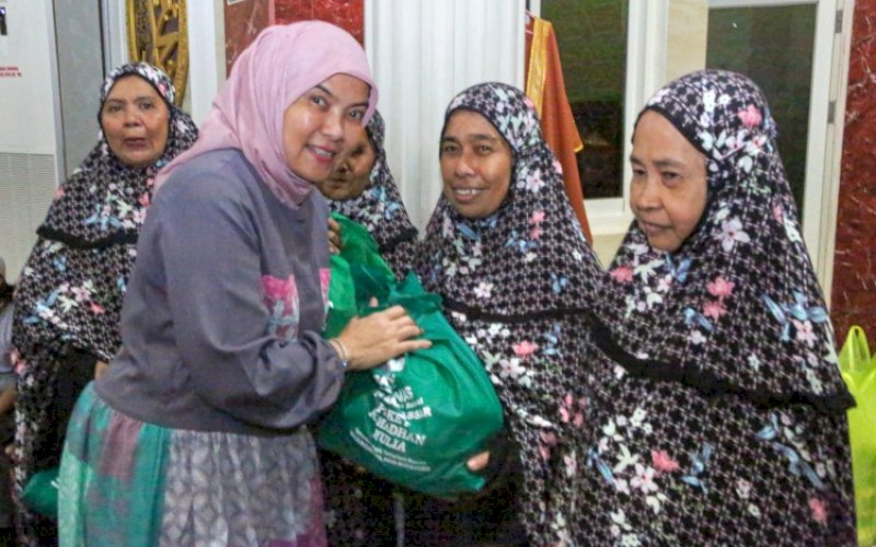 BERBAGI. Wakil Wali Kota Makassar, Aliyah Mustika Ilham, menyerahkan bantuan kepada jemaah di sela-sela Safari Ramadan Pemkot Makassar di Masjid Miftahul Falah, Jl Maccini Sawah, Kecamatan Makassar, Kota Makassar, Selasa (3/3/2026). foto: istimewa