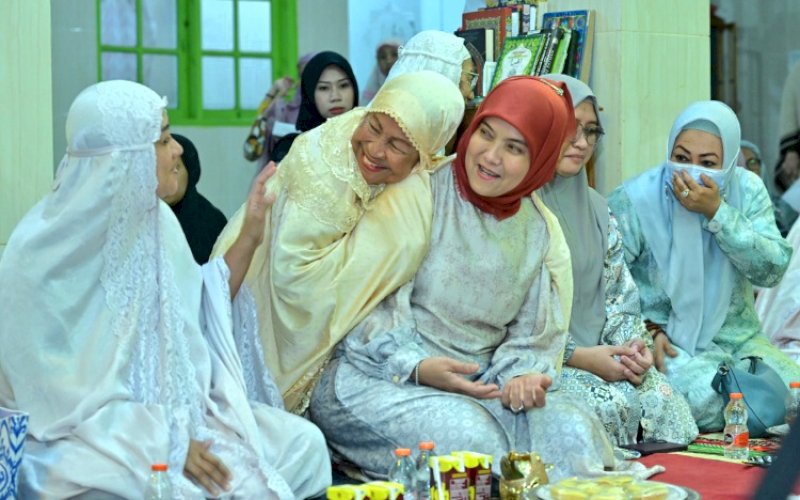 SAFARI RAMADAN. Wakil Wali Kota Makassar, Aliyah Mustika Ilham, mengikuti Safari Ramadan dengan melaksanakan Salat Tarawih berjemaah bersama masyarakat di Masjid Nurul Mujtahidah, Jl Tamalate, Kecamatan Rappocini, Kota Makassar, Rabu (11/3/2026). foto: istimewa