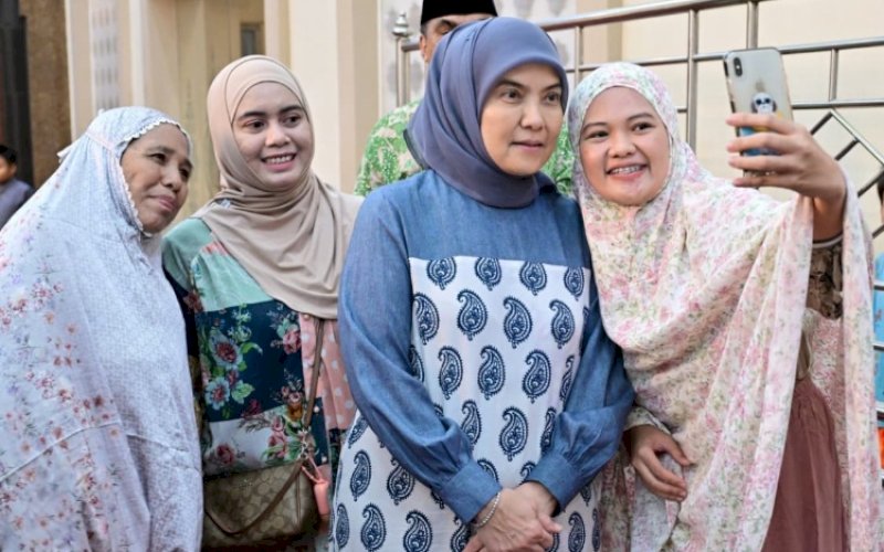 SWAFOTO. Warga swafoto bersama Wakil Wali Kota Makassar, Aliyah Mustika Ilham, di sela-sela melaksanakan Safari Ramadan Pemkot Makassar di Masjid Al Fattah, Kecamatan Bontoala, Minggu (15/03/2026). foto: istimewa