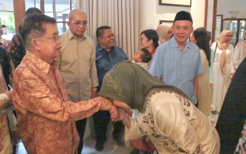 SALAMAN. Wakil Wali Kota Makassar Aliyah Mustika Ilham menyalami Wakil Presiden RI ke-10 dan ke-12 Jusuf Kalla (JK) di kediaman pribadi JK, Jl Haji Bau, Kota Makassar, Senin (23/3/2026). foto: istimewa