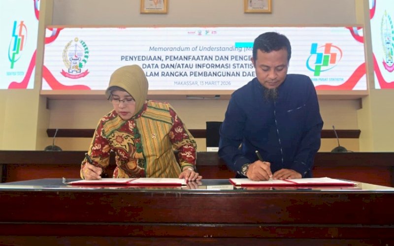 MOU. Gubernur Sulsel Andi Sudirman Sulaiman bersama Kepala BPS RI Amalia Adininggar Widyasanti menandatangani Memorandum of Understanding (MoU) terkait penyediaan, pemanfaatan, dan pengembangan data serta informasi statistik untuk mendukung pembangunan daerah di Ruang Rapat Pimpinan Kantor Gubernur Sulsel, Makassar, Jumat (13/3/2026). foto: jstimewa
