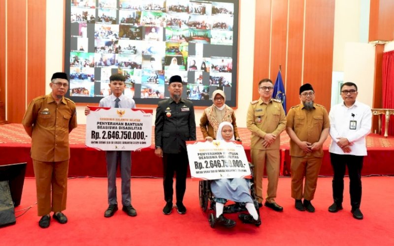 BEASISWA. Gubernur Sulsel, Andi Sudirman Sulaiman, menyerahkan bantuan beasiswa bagi penyandang disabilitas kepada 3.400 peserta didik Sekolah Luar Biasa (SLB) se-Sulsel di Aula Asta Cita, Rumah Jabatan Gubernur Sulsel, Makassar, Senin (16/3/2026). foto: istimewa