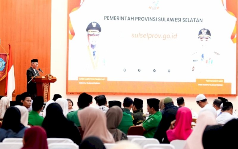 BUKA PUASA. Gubernur Sulsel, Andi Sudirman Sulaiman, menggelar buka puasa bersama lintas organisasi keagamaan dan ratusan anak yatim piatu di Aula Asta Cita, Rumah Jabatan Gubernur Sulsel, Minggu (8/3/2026). foto: istimewa