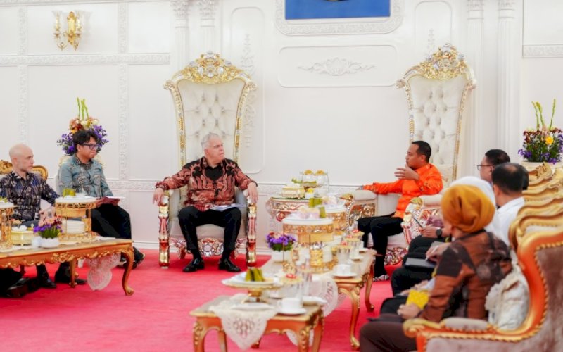PERTEMUAN. Gubernur Sulsel, Andi Sudirman Sulaiman, menerima kunjungan kehormatan Pejabat Kuasa Usaha Ad Interim (Charge d&rsquo;Affaires a.i) Kedutaan Besar Amerika Serikat, Peter M Haymond di Rujab Gubernur Sulsel, Jumat (27/3/2026). foto: istimewa