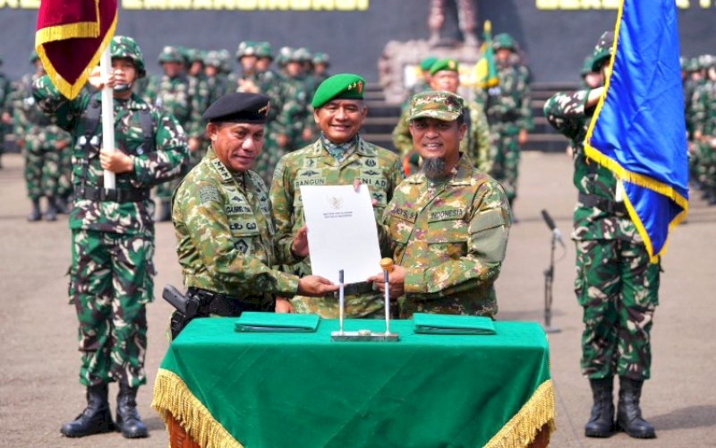 PELATIHAN. Gubernur Sulsel, Andi Sudirman Sulaiman (kanan), menghadiri sekaligus memimpin upacara dan membuka pelatihan dasar kemiliteran bagi ASN dan kepala desa se-Sulsel, di Markas Komando Rindam XIV/Hasanuddin, Kabupaten Gowa, Senin (30/3/2026). foto: iistimewa