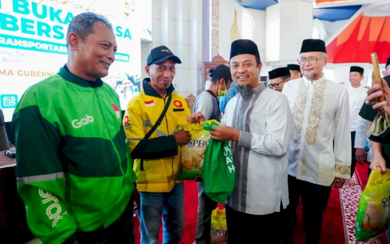 PEDULI. Gubernur Sulsel, Andi Sudirman Sulaiman, menyerahkan paket Lebaran saat menghadiri silaturahmi dan buka puasa bersama ribuan insan transportasi se-Sulsel di Masjid Kubah 99 Asmaul Husna, Kawasan Center Point of Indonesia (CPI) Kota Makassar, Minggu (15/3/2026). foto: istimewa