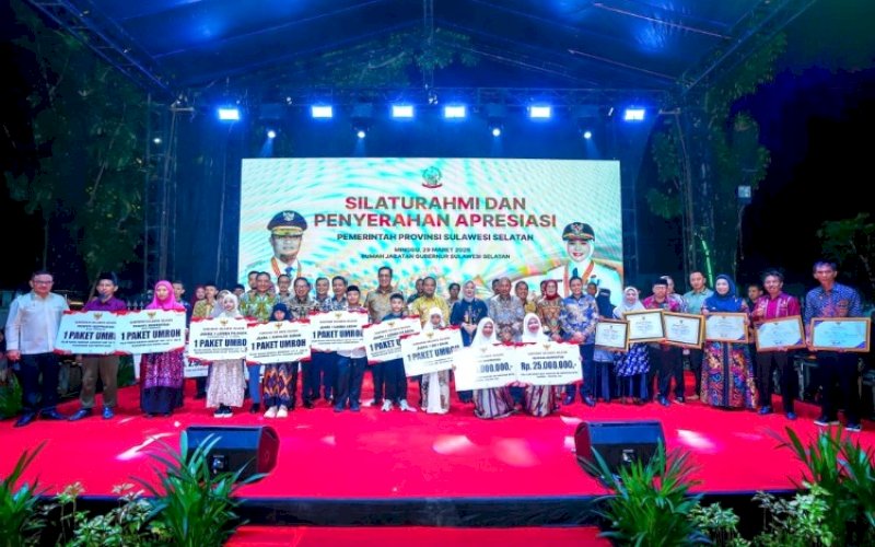 PENGHARGAAN. Gubernur Sulsel Andi Sudirman Sulaiman dan Wakil Gubernur Sulsel Fatmawati Rusdi bersama para penerima penghargaan di Rumah Jabatan Gubernur, Minggu (29/3/2026) malam. foto: istimewa