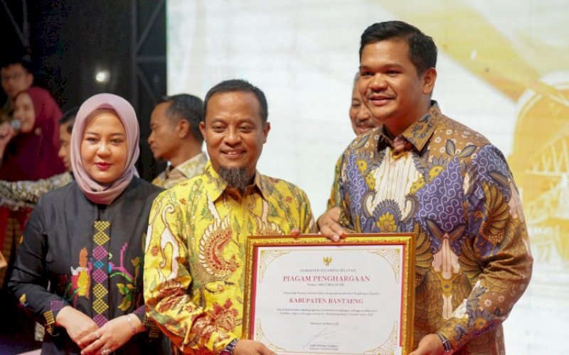 BERI PENGHARGAAN. Bupati Bantaeng M Fathul Fauzy Nurdin menerima Piagam Penghargaan dan apresiasi sebesar Rp50 juta dari Gubernur Sulsel Andi Sudirman Sulaiman pada silaturahmi Pemprov Sulsel di Rumah Jabatan Gubernur Sulsel, Kota Makassar, Minggu (29/3/2026) malam. foto: istimewa