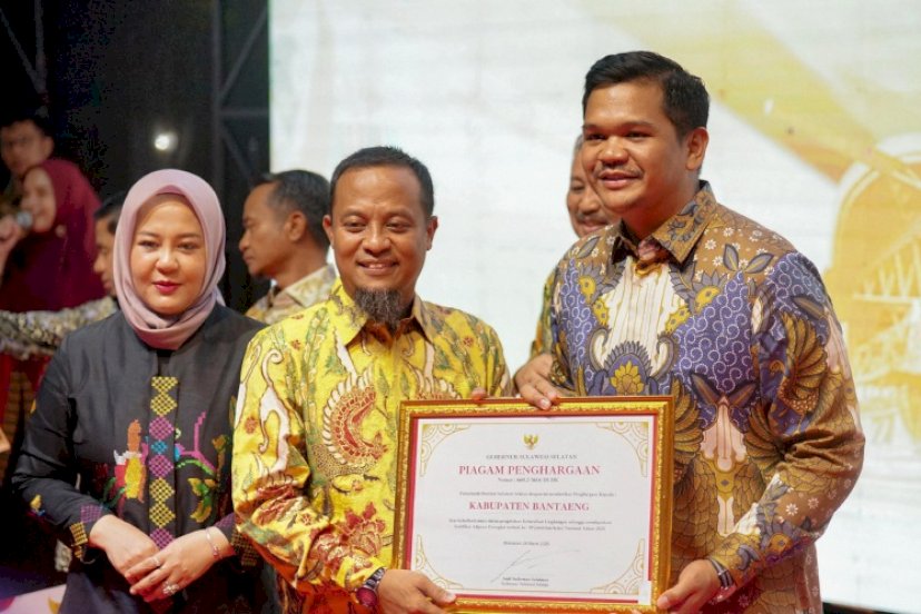 BERI PENGHARGAAN. Bupati Bantaeng M Fathul Fauzy Nurdin menerima Piagam Penghargaan dan apresiasi sebesar Rp50 juta dari Gubernur Sulsel Andi Sudirman Sulaiman pada silaturahmi Pemprov Sulsel di Rumah Jabatan Gubernur Sulsel, Kota Makassar, Minggu (29/3/2026) malam. foto: istimewa